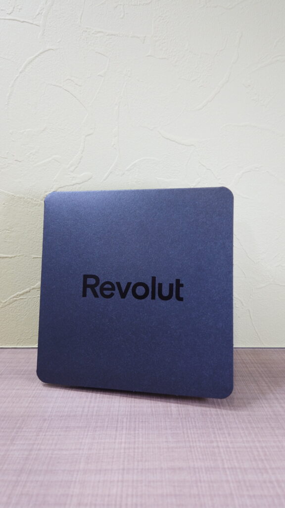 Revolutのメタルカードのパッケージ
